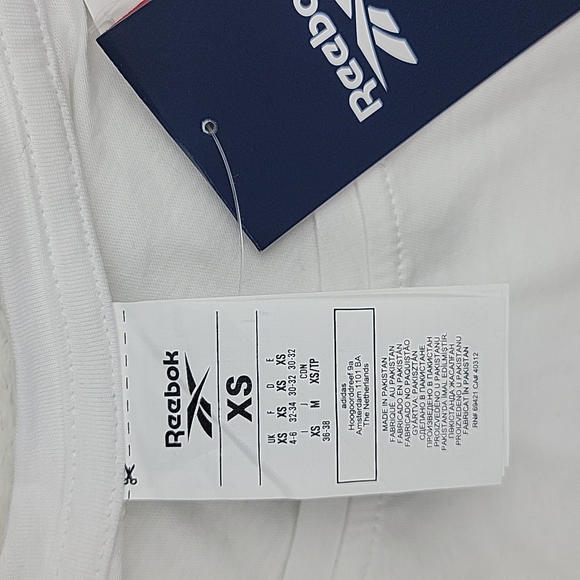 NEW Reebok women's graphic Tee! - Picture 4 of 6